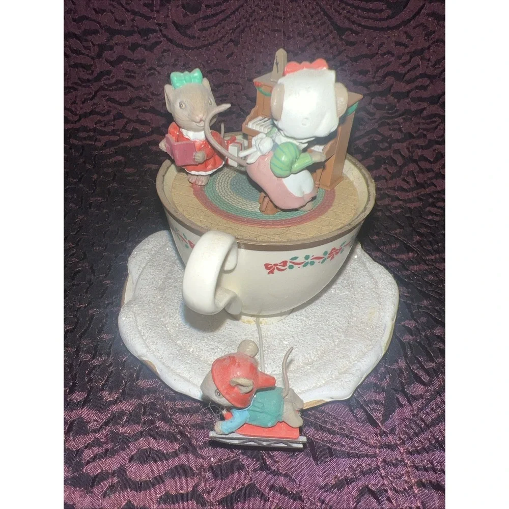 Enesco M. Gilmore designs, winter wonderland, mini musical music box‎ Mice Sled